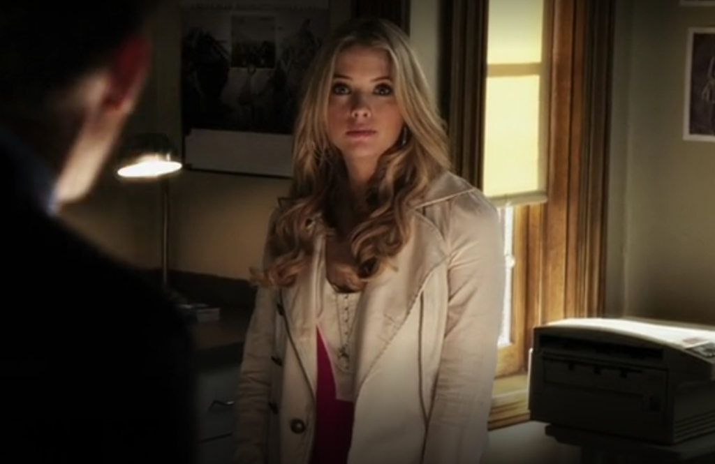 Closer shot of Hanna where we see more of the jacket, which has big lapels.