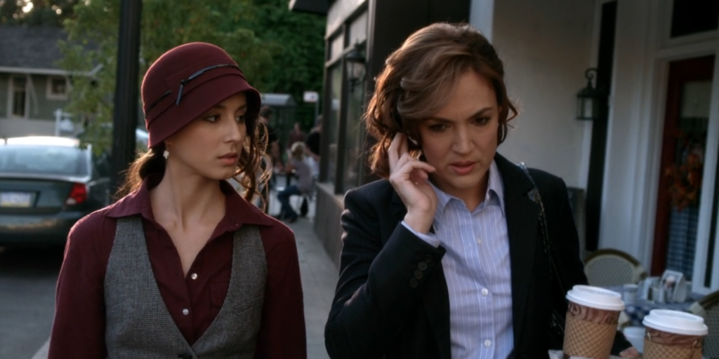 Spencer walking with her mother, who is holding coffee and talking on her bluetooth, right after the scene with Alex. We can see Spencer’s hat and outfit better from the waist up.