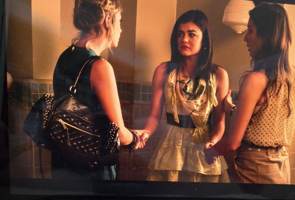 Another shot of Aria in the bathroom with Hanna and Spencer trying to comfort her. You can see her scarf and yellow top more closely