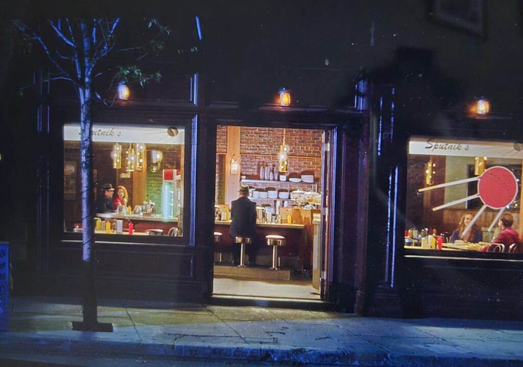 A diner that looks like the painting Nighthawks